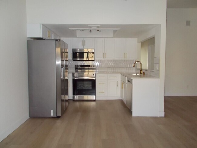 Building Photo - Elegant upstairs condo with modern upgrades and private balcony.