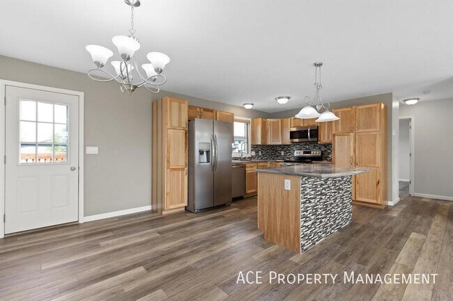 Building Photo - 520 Crazy Horse St