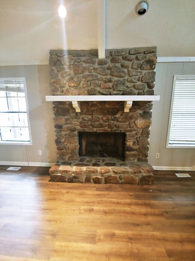 Building Photo - 8 Hickory Ln