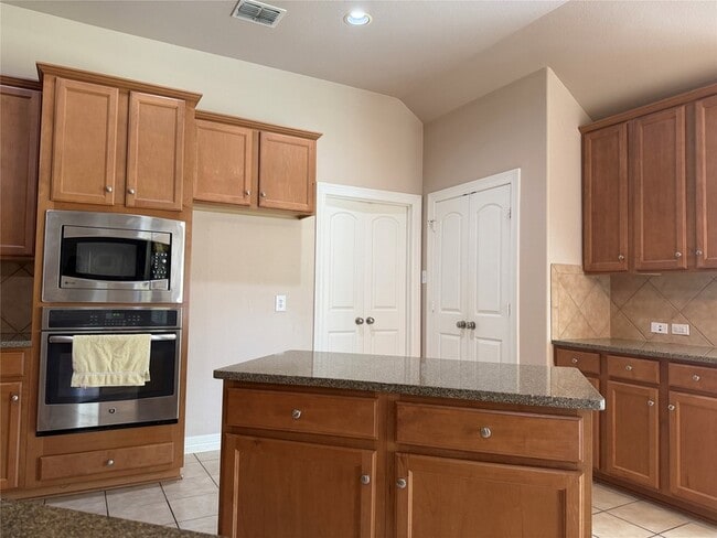 Building Photo - 9638 Castlerock Tr