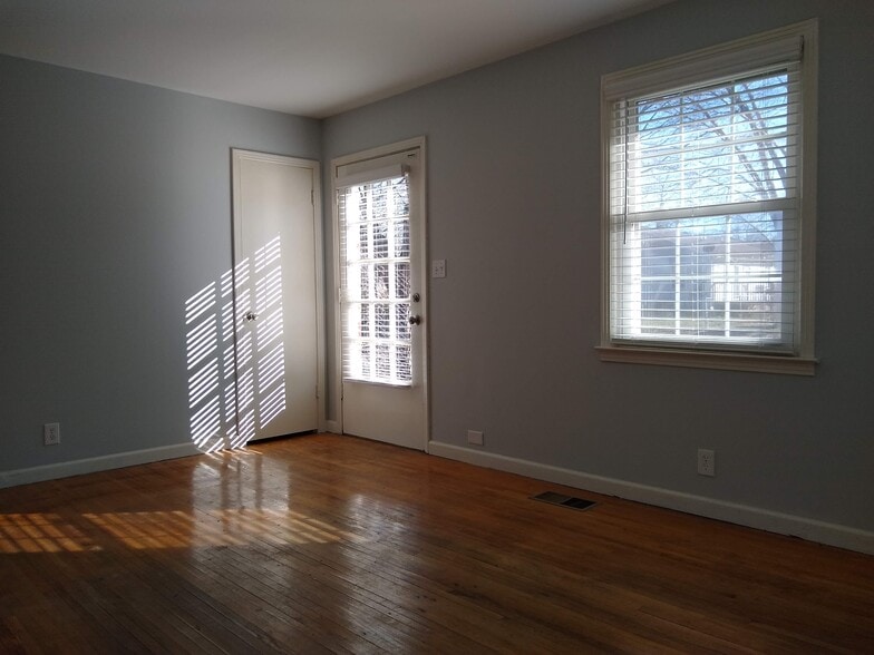 Living - 1411 Daniel St