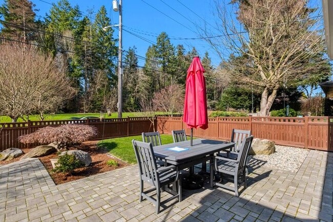 Building Photo - Elegant and Spacious Air-Conditioned Lincoln Park Rambler