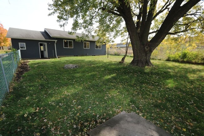 Building Photo - 2 Bedroom 1 Bath