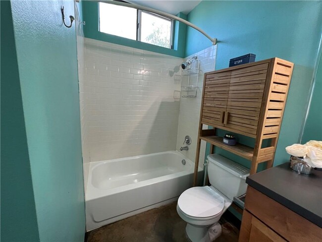 Building Photo - 2401 E 6th St