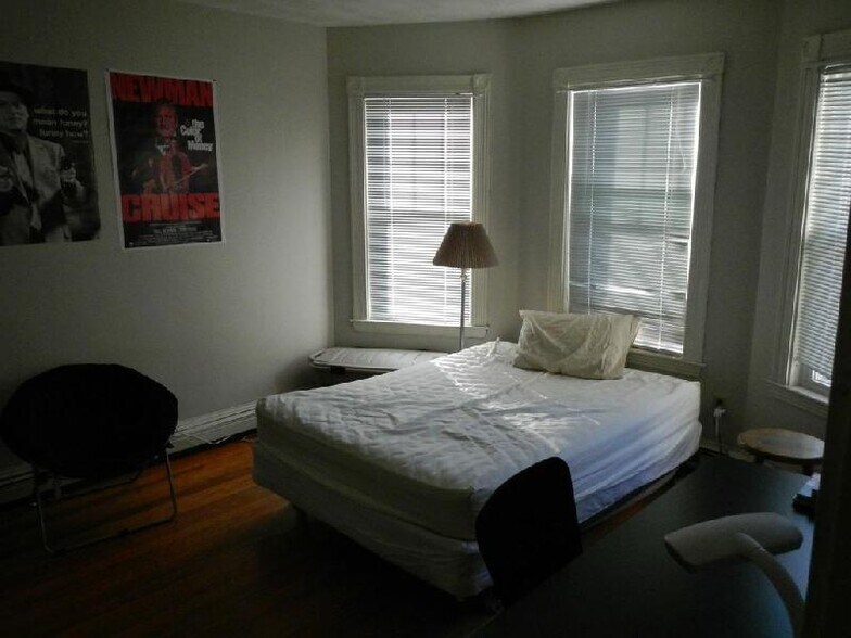 Building Photo - 10 Bucknam St