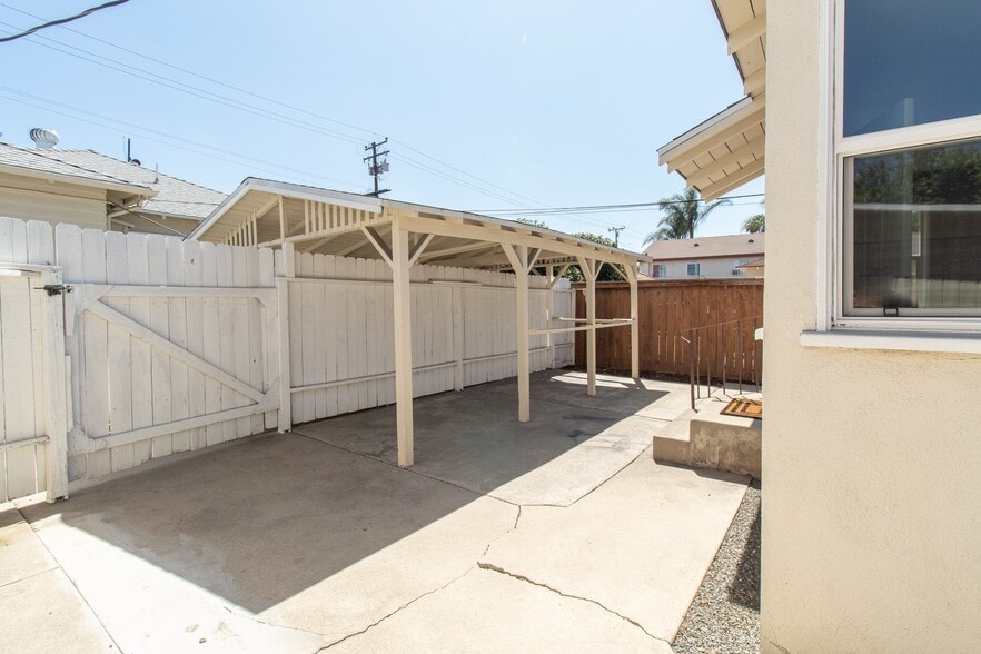 Building Photo - 9617 Flower St