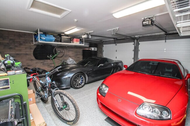 Building Photo - 907 E San Remo Ave