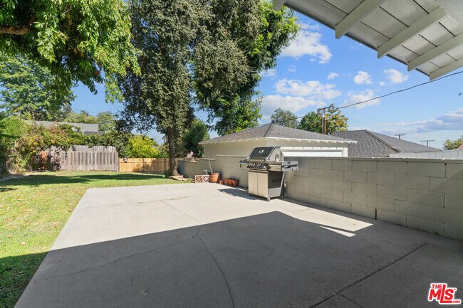 Building Photo - 4824 La Canada Blvd