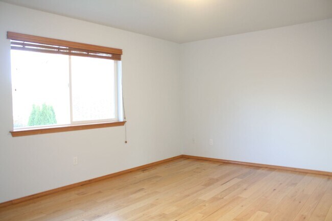 Building Photo - 3 bdrm, 2.5 Bath, 2 car Garage, Gas heat, ...