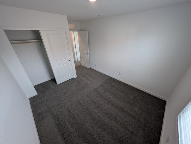 Building Photo - 924 Violet Heron St