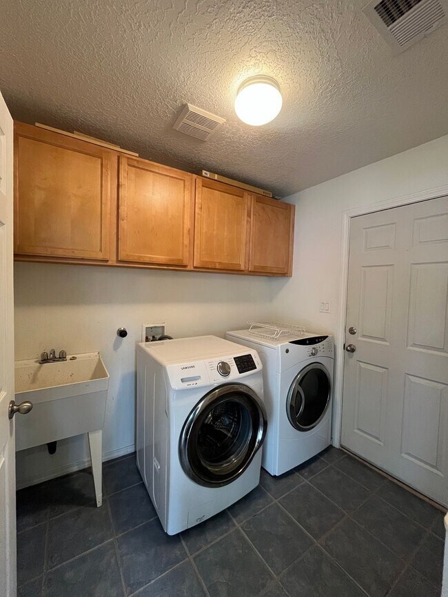 Building Photo - Gorgeous and Quiet 4 Bedroom 2.5 Bathroom ...