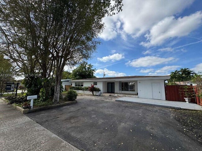 Building Photo - 19410 NE 19th Ave