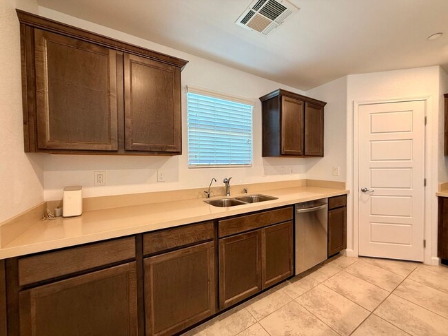 Building Photo - 3 BED 2.5 BATH 2 CAR GARAGE TOWNHOUSE WITH...