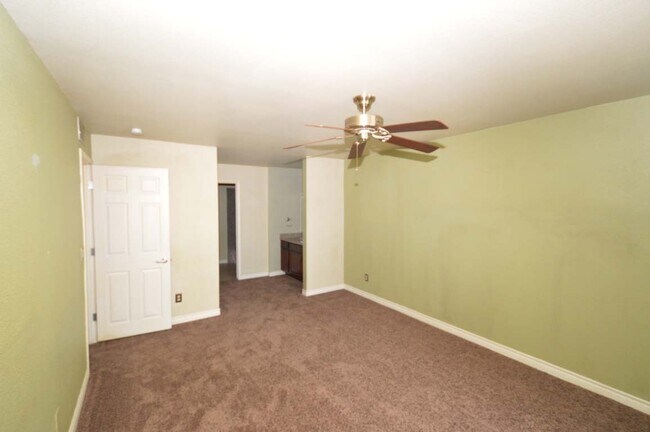 Building Photo - 2nd Floor Condo in a Gated Community