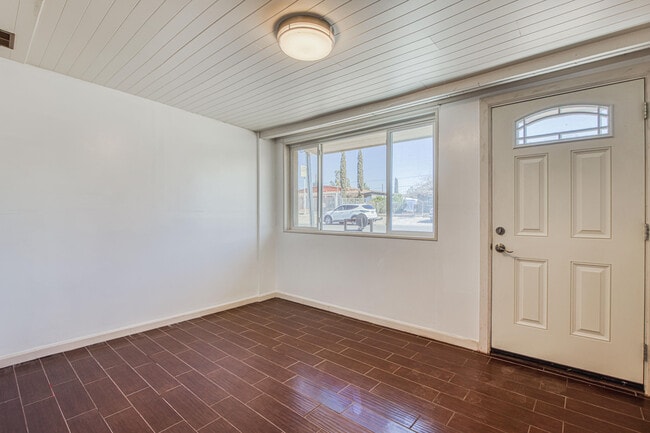 Building Photo - 8613 Kingsway Dr