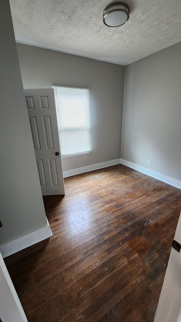 Building Photo - Cozy Home