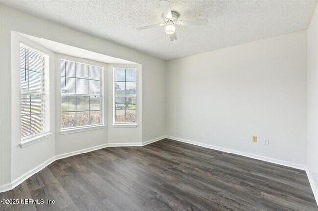 Building Photo - 700 Scarlet View Ct