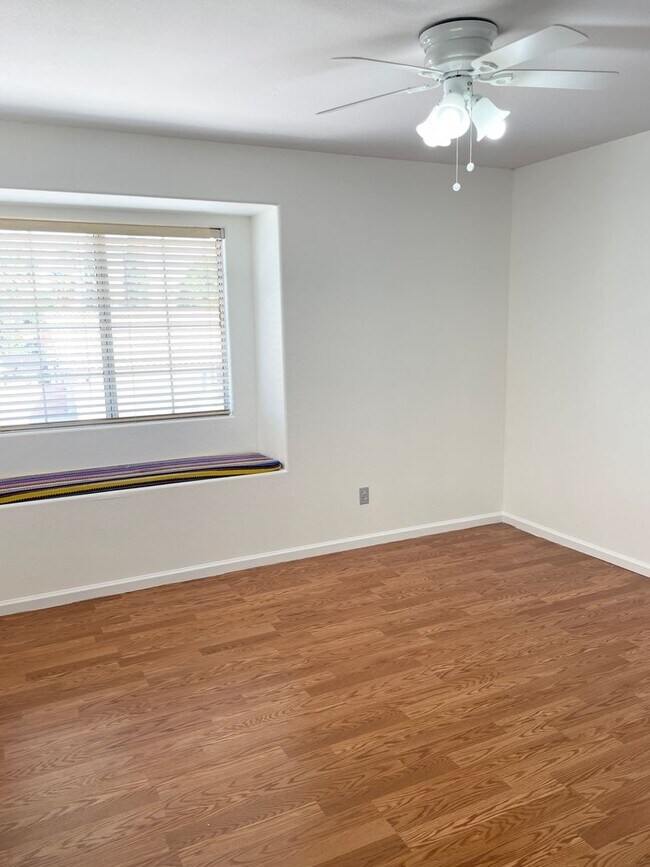Building Photo - Stunning 4 Bedroom/2.5 Bath Home In Phoeni...
