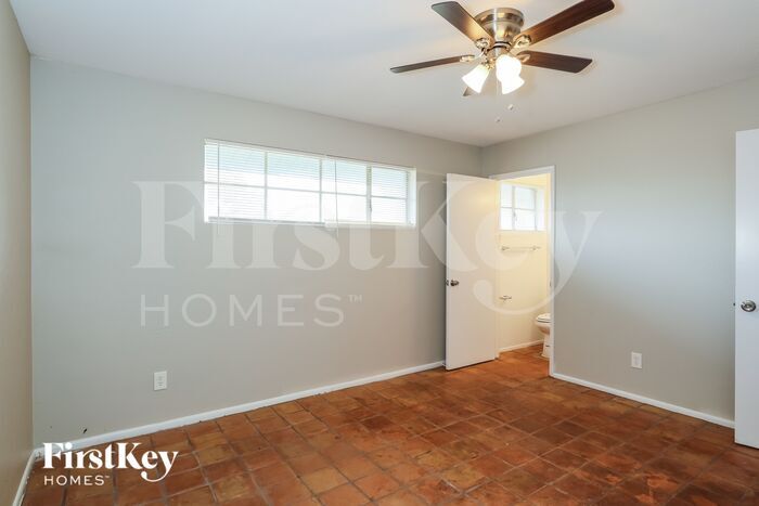 Building Photo - 1302 W Elm St