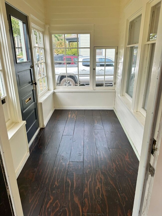 Building Photo - 2 bdrm/1 bath Lettered Streets cottage for...