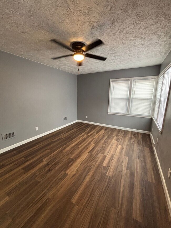 Building Photo - Spacious 4 Bedroom 1.5 Bath House!!