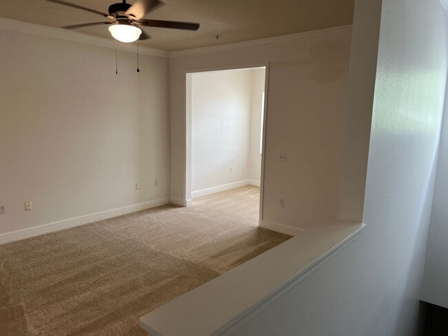 Building Photo - 1Bdrm 1Bath -- Gated Community of Southern...