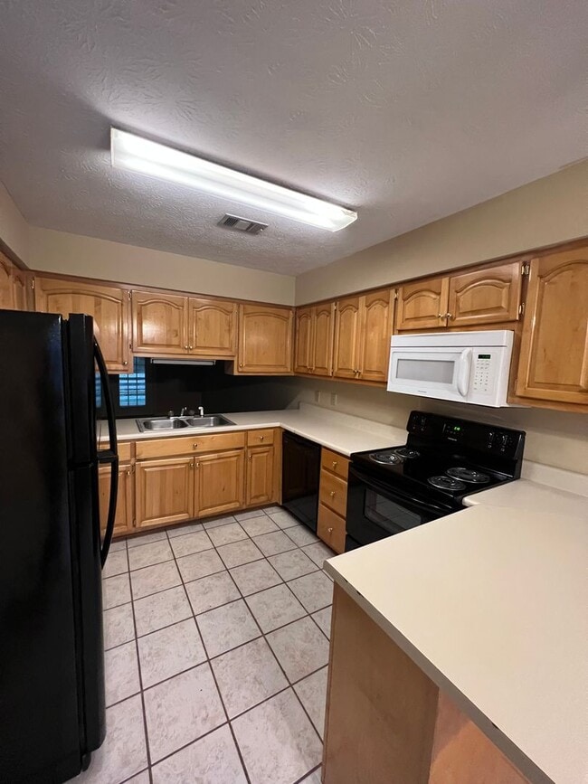 Building Photo - Duplex Close To Campus!