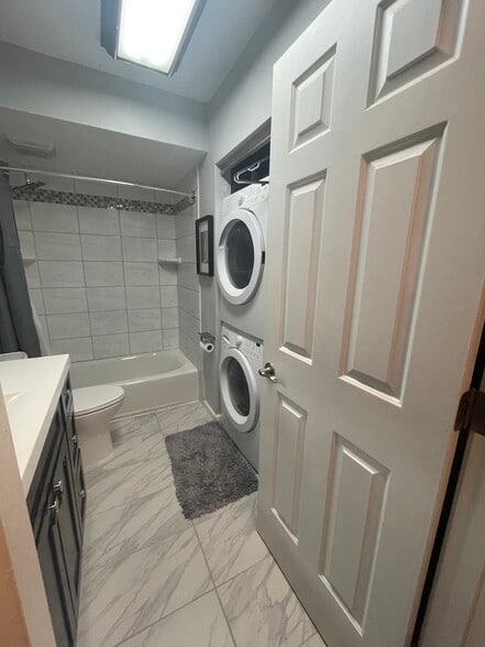 Hall Bathroom - 19 Meadow Ridge E