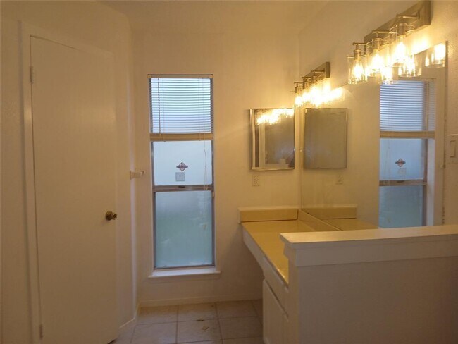 Building Photo - 1126 E Brompton Dr