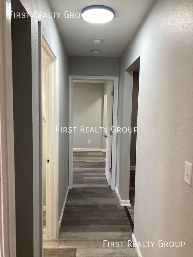 Building Photo - 2 Bedroom, 1 Bath Upstairs Apt for Rent. M...