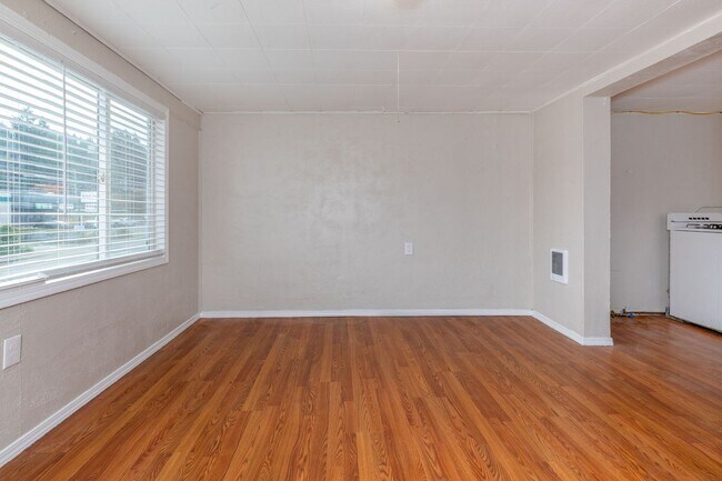 Building Photo - 9041-9049 NE Sandy Blvd