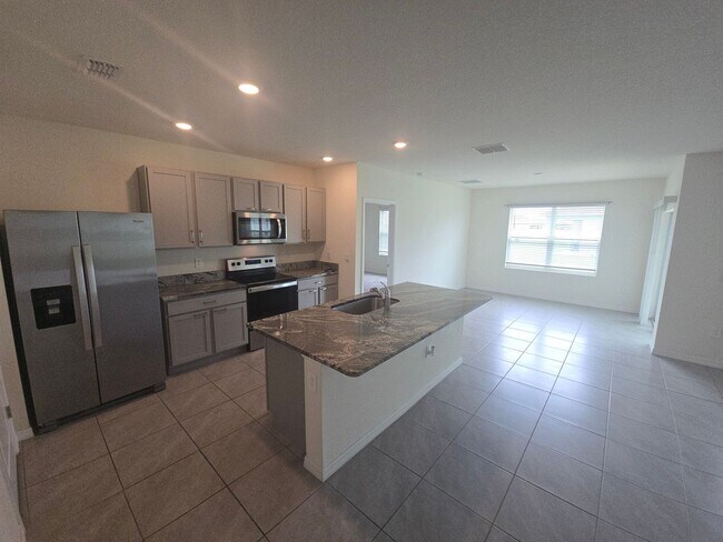 Building Photo - Gorgeous 3-Bedroom, 2-Bathroom Townhouse in Bradenton
