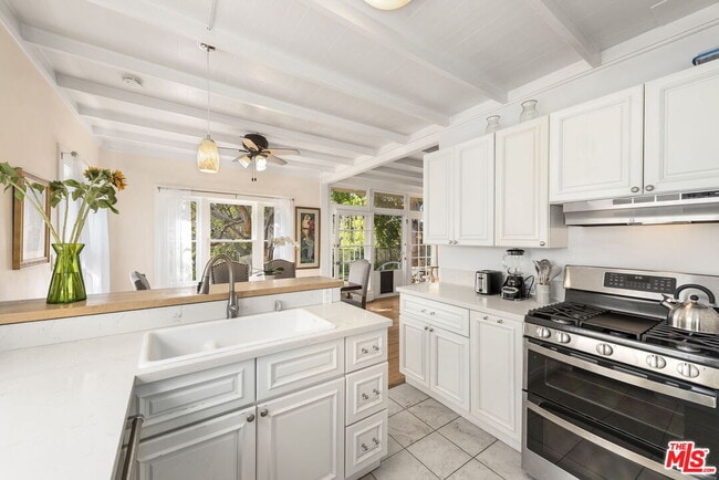 Building Photo - 2429 Beverley Ave