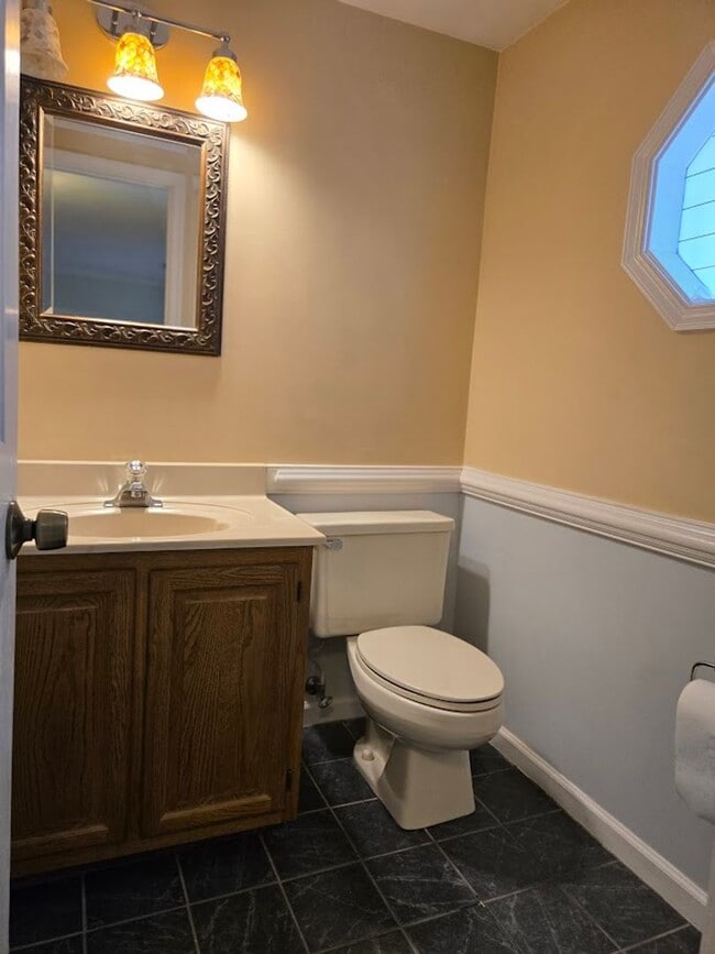 Building Photo - 3 Bedroom Townhouse in Virginia Beach