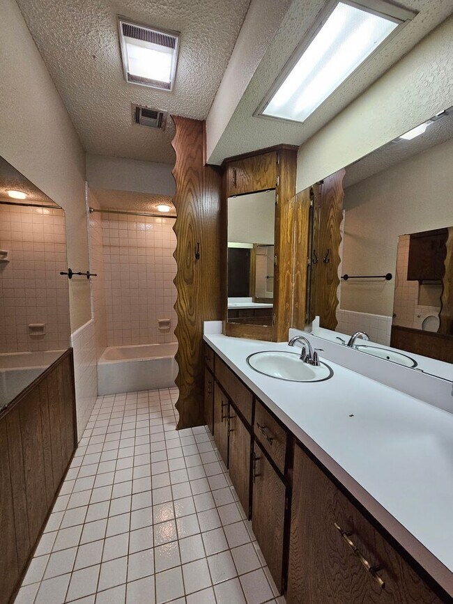 Building Photo - (3)Bed/(2) Bath with Shelter Avail NOW! Pe...