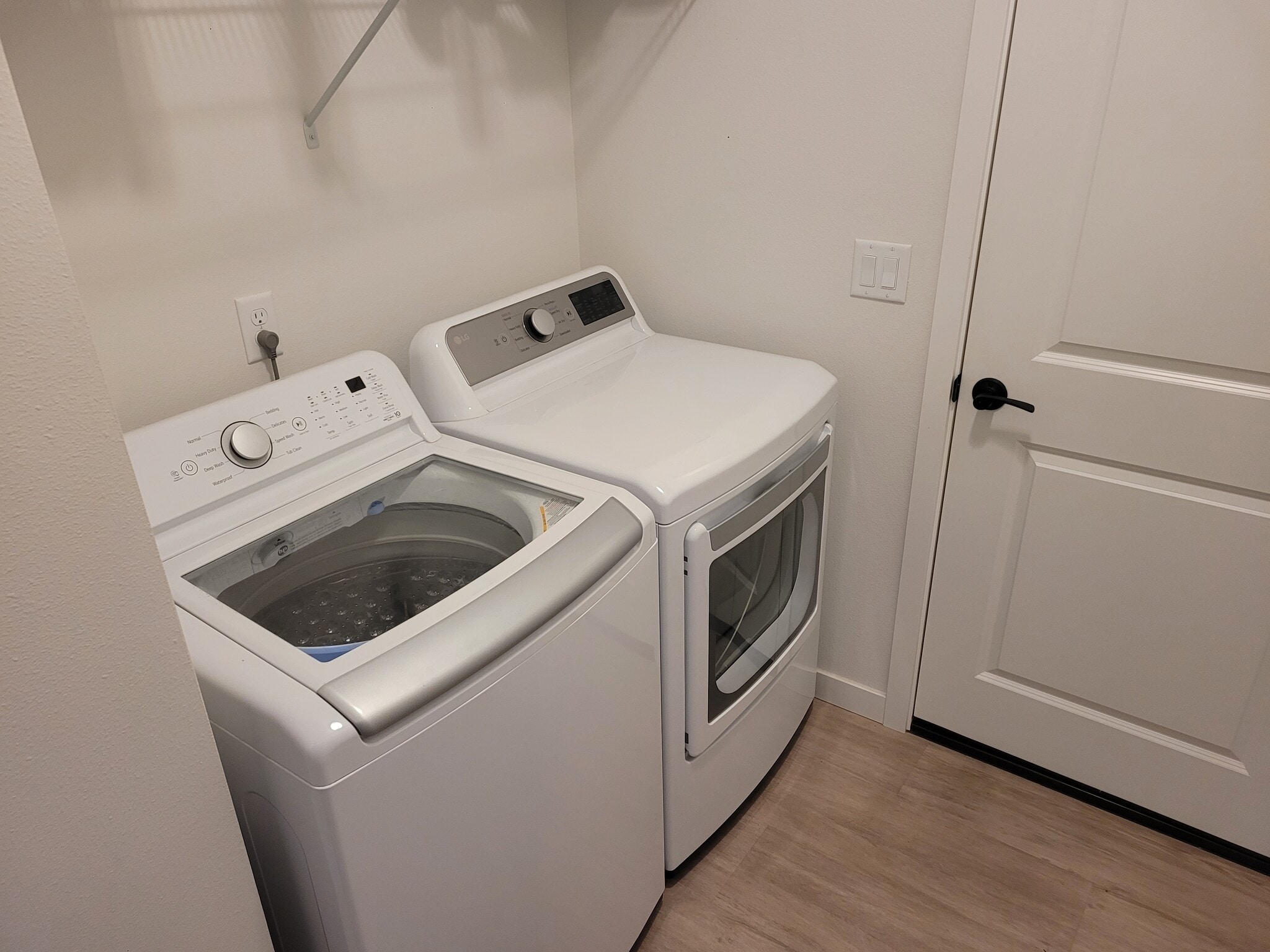 Washer Dryer included - 1869 N Skagit Dr