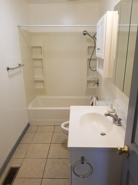 Building Photo - 3401 Hamilton Pl