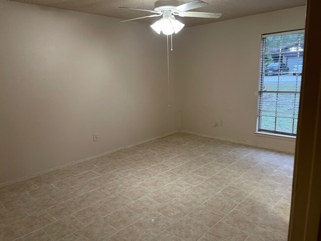 Building Photo - 1112 Autumn Oak Dr