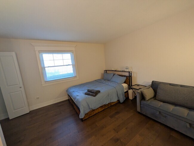 Building Photo - Newly Renovated 1-Bedroom Condo in the Hea...