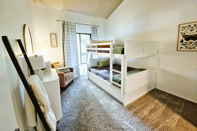 Building Photo - 2747 N Fairview Dr