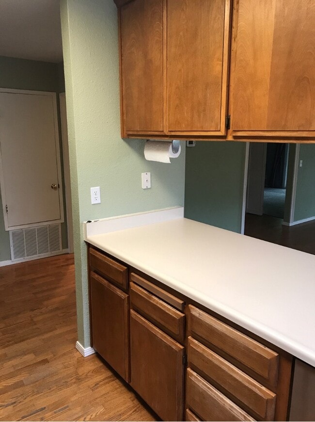 Building Photo - 3 Bedroom 1.25 bath Davis duplex in West D...