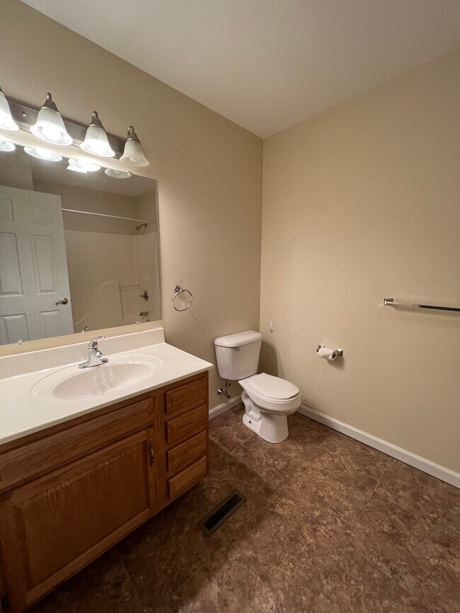 Building Photo - 4 N Locust St