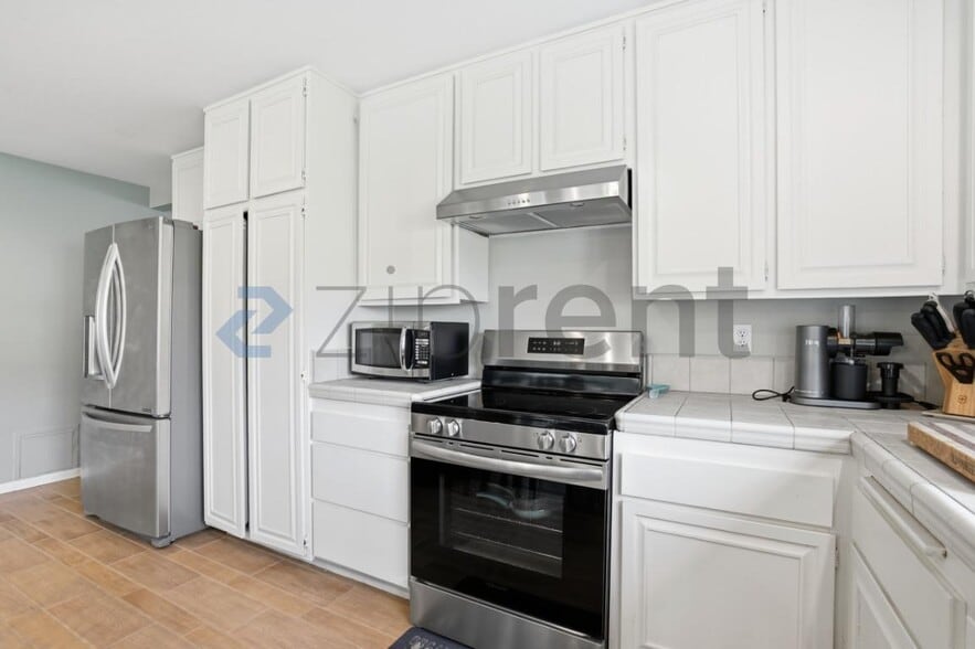 Building Photo - 2134 Latham St