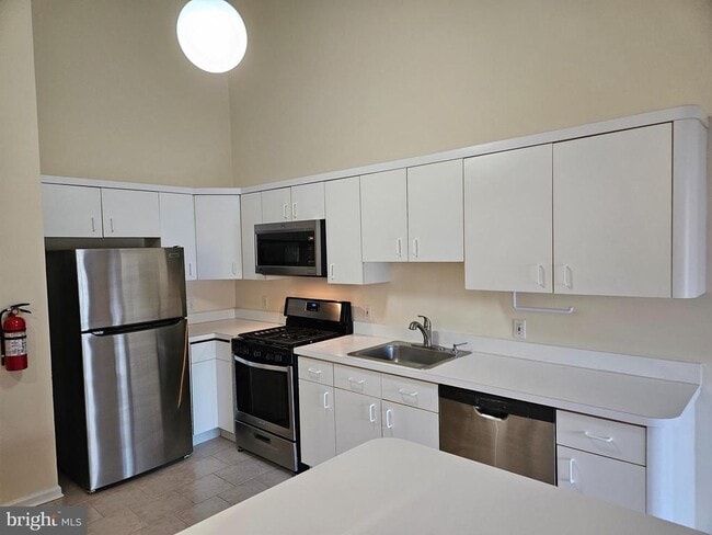 Building Photo - 409 Talon Ct