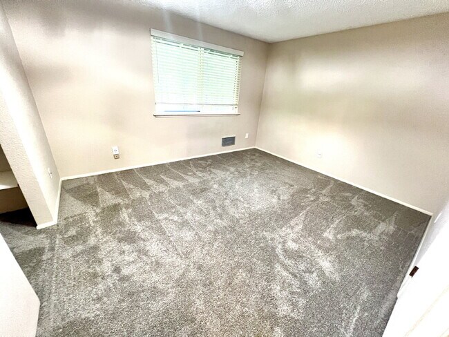 Building Photo - Beautiful Townhome For Rent in the Tranquil Chambers Bay