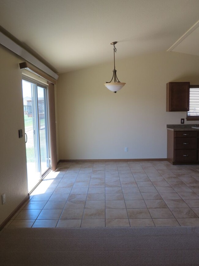 Building Photo - 2 BEDROOM | 2 BATH | TOWNHOME | GARAGE | S...