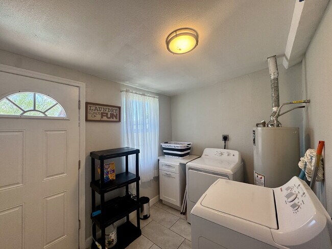 Building Photo - 2 bedroom single family w/yard & W/d