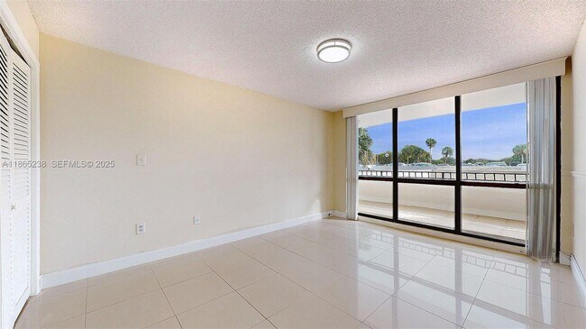 Building Photo - 13953 Kendale Lakes Cir