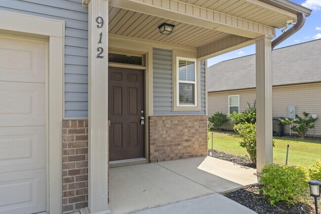 Building Photo - 912 Newburn Dr