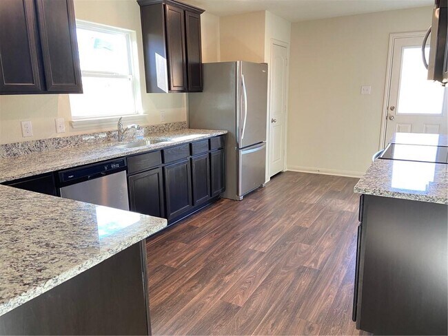 Building Photo - 401 Hyacinth Way